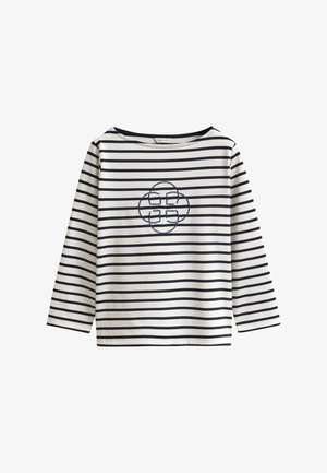 Camisa blanca de manga larga con rayas horizontales en azul marino y un emblema bordado de estilo cuerda en azul marino centrado en el pecho.