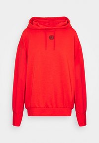 Sudadera roja con capucha y cordón, que presenta un logo negro de "Nike" en el pecho. Hecha de una tela suave, con mangas largas y puños de canalé.