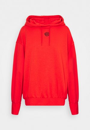 Sweat à capuche rouge avec cordon de serrage, arborant un logo "Nike" noir sur la poitrine. Fabriqué en tissu doux, avec des manches longues et des poignets côtelés.