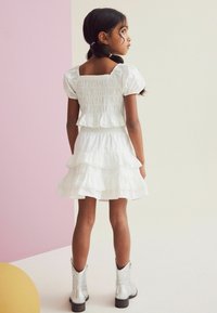 Next SET REGULAR FIT - A-linjainen hame - white