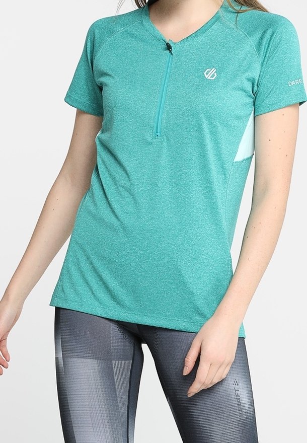 Tyrkysové atletické tričko s krátkým rukávem a zipem na krku; vyrobeno z prodyšného materiálu. Obsahuje logo na levé hrudi a akcenty na bočních panelech.