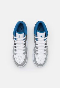 Jordan AIR 1 LOW SE UNISEX - Sapatilhas de basquetebol - white/dark marina blue/black/cement grey
