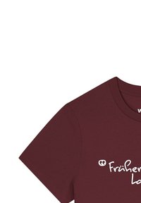 Bordeauxfarbiges T-Shirt mit Rundhalsausschnitt und kurzen Ärmeln. Mit weißem Text "Früher war alles besser" in geschwungener Schrift. Frisches Baumwollmaterial.