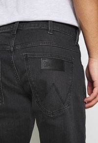 Wrangler LARSTON - Calças de ganga justas - like a champ