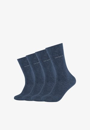 Vier Paare blauer Socken aus weichem Strickmaterial, mit einem gerippten Bündchen und glatter Textur, jeweils mit einem weißen Markenlogo.