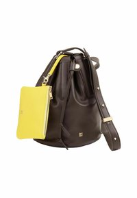 Borsa a secchiello in pelle marrone con chiusura a coulisse, dotata di una pochette gialla con zip removibile. Accenti in metallo dorato e tracolla regolabile.