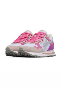 Sneakers con una toma superiore in rete bianca, accenti in suede rosa, lacci rosa e logo argento. Suola in gomma grigia con battistrada testurizzato.