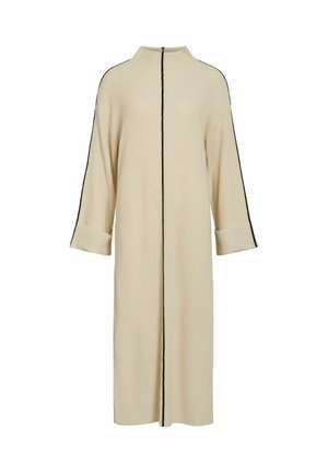 Robe beige côtelée avec un col montant, des broderies noires sur le devant et les manches, et des manches trois-quarts.