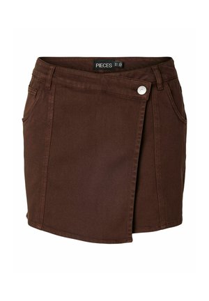 Mini-jupe en denim marron avec devant croisé, poches avant, passants pour ceinture et fermeture par bouton-pression argenté, étiquette de la marque à l'intérieur de la ceinture.