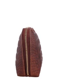 Hnedá kožená taštička s textúrovaným povrchom, so zipsovým uzáverom v zlatej farbe. Kompaktný, trojuholníkový tvar s vzorovaným povrchom a bezšvovými okrajmi.