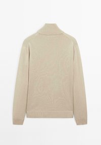 Beige Strickpullover mit hohem Kragen, langen Ärmeln, gerippten Bündchen und Saum. Glatte Textur, keine sichtbaren Muster oder Akzente. Rückansicht.