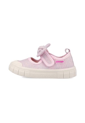 Zapatilla de tela rosa con un acabado texturizado, que presenta un detalle de lazo, una correa ajustable y una suela de goma blanca con agarre.
