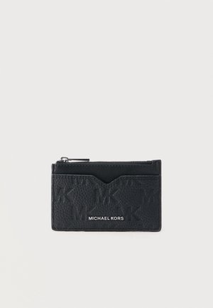 Tarjetero negro de Michael Kors con patrón texturizado del logo MK, ranura para tarjeta frontal y bolsillo con cremallera en la parte superior para monedas o artículos pequeños.