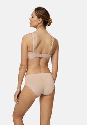 Conjunto de lencería nude que incluye un sujetador con cierre trasero y tirantes ajustables, y una braguita hipster a juego, con una textura suave y lisa.