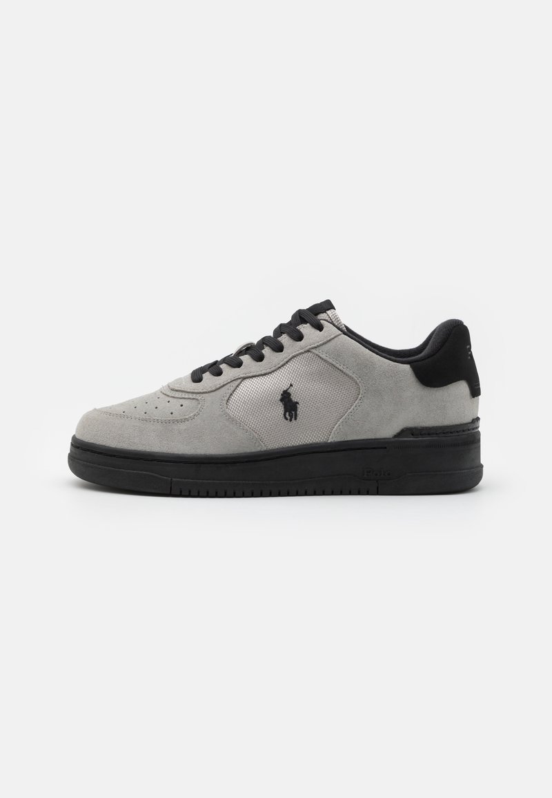 Baskets basses grises et noires avec lacets noirs, bout perforé, panneaux latéraux en mesh et un logo cheval noir sur le côté.