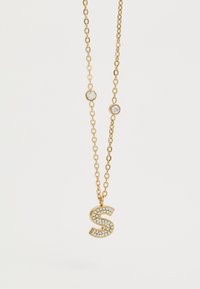 Goldkettchen mit einem strukturierten "S"-Pendant, das klare, funkelnde Akzente und kleine runde Details an der Kette aufweist.