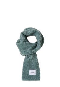 Fuzzy teal tørklæde med en blød tekstur, prydet med et fremtrædende label med "CECIL." Tørklædet er viklet og løst draperet.