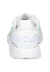 Zapatilla deportiva blanca con parte superior de malla texturizada, acentos en verde menta claro y suela de goma. Presenta un logo en el talón y un collar acolchado.