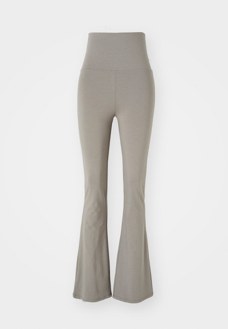 Högmidjade, utsvängda leggings i ett ljust grått tyg. Har en slät yta och en sträckbar, figurnära design. Ingen synlig hårdvara.