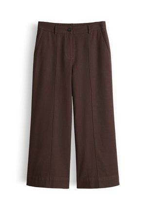Bruine wijde cropped broek met steekzakken aan de voorkant, knoopsluiting en riemlussen, getoond tegen een witte achtergrond.