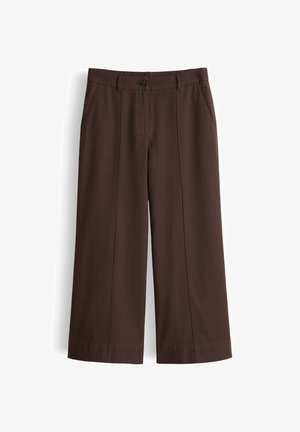 Bruine wijde cropped broek met steekzakken aan de voorkant, knoopsluiting en riemlussen, getoond tegen een witte achtergrond.