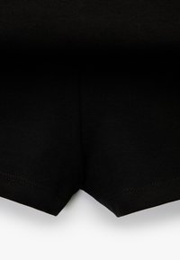 Sorte bomulds shorts med en glat tekstur, der har et enkelt design og rene sømme ved kanten og benåbningerne.