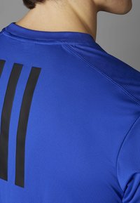 adidas Performance POWER WORKOUT - T-shirt till träning - semi lucid blue black