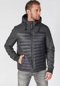 Herenjas met capuchon in donkergrijs, met een doorgestikte textuur op de borst, gladde mouwen, ritssluiting en zijzakken.