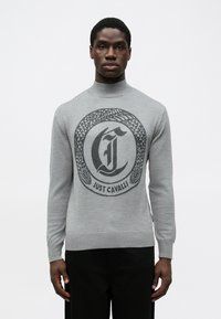 Pulover gri din tricot, cu guler înalt, mâneci lungi �și un design circular negru cu un model de șarpe și textul "JUST CAVALLI".