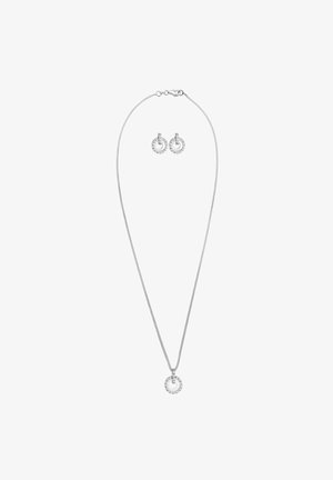 Silberne Halskette mit Anhänger, der ein kreisförmiges Design und Strassakzente aufweist, kombiniert mit passenden kreisförmigen Ohrsteckern.
