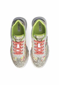 Sneakers argentati luccicanti con lacci rosa, fodera verde neon e schizzi di vernice multicolore nella parte superiore. Suola in gomma, design con punta tonda.