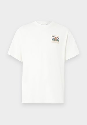 Witte katoenen T-shirt met korte mouwen, met een kleine, kleurrijke afbeelding van een berg en zon op de linkerborst. Klassieke ronde hals.