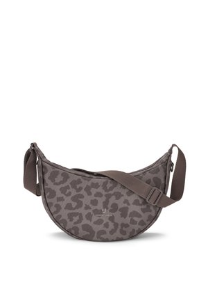 Halvmåneformet crossbody taske med justerbar rem, brun leopardprint mønster og lynlås, mærket "Johnny Urban" foran.