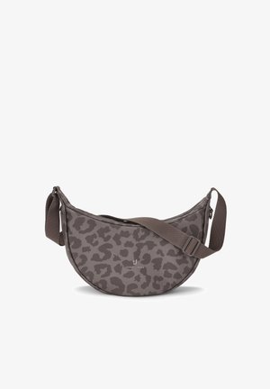 Kabelka cez rameno v tvare polmesiaca s nastaviteľným popruhom, hnedý leopardí vzor a zapínanie na zips, označená "Johnny Urban" vpredu.