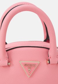 Sac à main texturé rose avec un logo en métal triangulaire. Doté de poignées incurvées, d'accents noirs et d'une forme structurée.