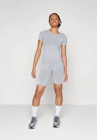 Under Armour VANISH SEAMLESS WASHED SHORT - Κολάν - black/white