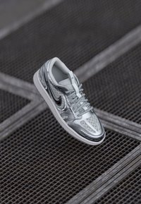 AIR JORDAN 1 - Baskets basses - neutral grey/metallic silver-coloured/white/pewter grey
