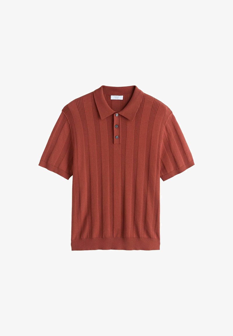 Lühikeste varrukatega soonikkoes polo-särk roostekarva, klassikalise krae, kolme nööbiga plokiga ja kogu ulatuses tekstuursete vertikaalsete triipudega.