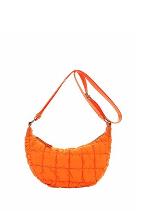 Helles orangefarbenes, gesteppte schräg zulaufende Schultertasche mit verstellbarem Riemen und Reißverschluss auf weißem Hintergrund.