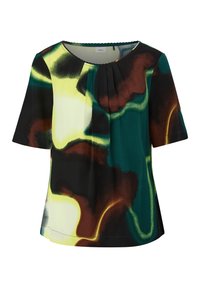 T-shirt à manches courtes avec un motif abstrait multicolore dans des tons de vert, noir, jaune et brun ; comprend un col plissé et une texture lisse.