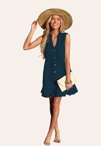 Abito blu navy a bottoni con orlo arricciato, realizzato in tessuto testurizzato. Abbinato a una borsa a tracolla intrecciata e un cappello di paglia a tesa larga.