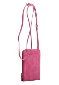 Różowa skórzana torebka na ramię o gładkiej fakturze, smukłym prostokątnym kształcie, regulowanym pasku i zamknięciu na zamek u dołu.