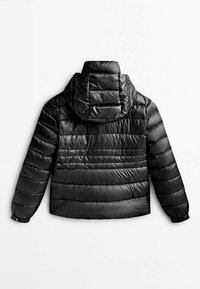 Sort polstret jakke med hætte, der har et quiltet design, elastiske manchetter og en glat, blank overflade. Bagfra ses vandrette sømme.