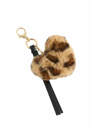 Schlüsselanhänger in Herzform aus Kunstfell mit braunen und schwarzen Flecken, goldfarbenem Metallverschluss und schwarzem Lederquasten-Detail.