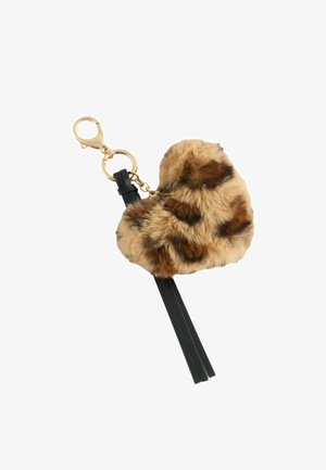 Schlüsselanhänger in Herzform aus Kunstfell mit braunen und schwarzen Flecken, goldfarbenem Metallverschluss und schwarzem Lederquasten-Detail.
