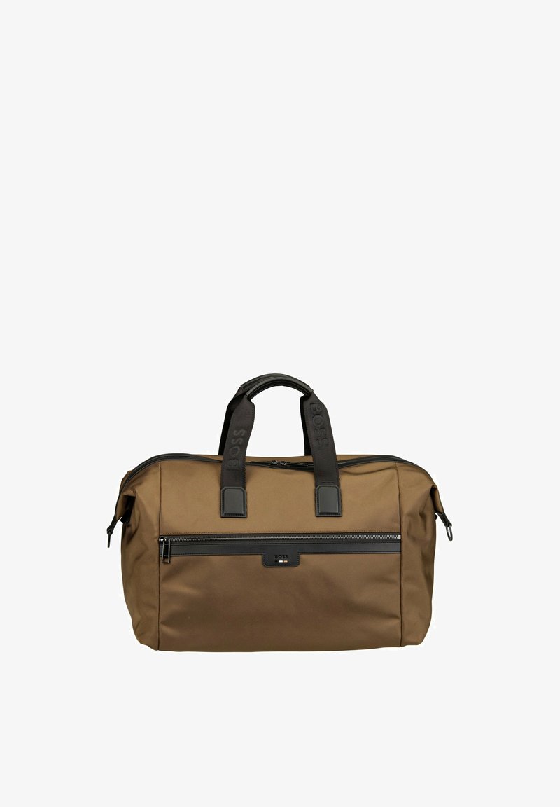 Sac de voyage rectangulaire marron avec poignées noires et poche zippée à l'avant, présentant un marquage BOSS subtil sur les poignées et à l'avant.