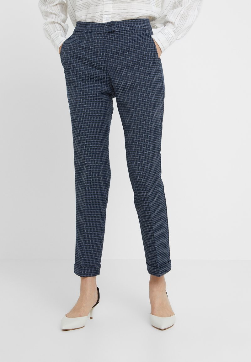 Marineblauwe, met een ruitpatroon bedrukte broek in slim fit, met zakken, een tailleband en opgerolde manchetten. Gemaakt van lichte stof.