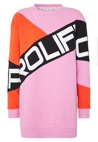 Sudadera de gran tamaño y colorida con paneles en rosa, naranja y negro. Texto "PROLIFIC" impreso en blanco negrita a lo largo del diseño. Incluye acentos texturizados.