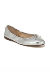 Ballerine métallique argentée avec une finition texturée, bout rond et détail de petit nœud en tissu à l'avant. Semelle plate.