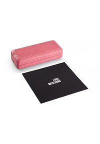 Custodia per occhiali rettangolare rosa con motivo in rilievo con la scritta "LOVE MOSCHINO"; include una card nera stampata con "LOVE MOSCHINO".